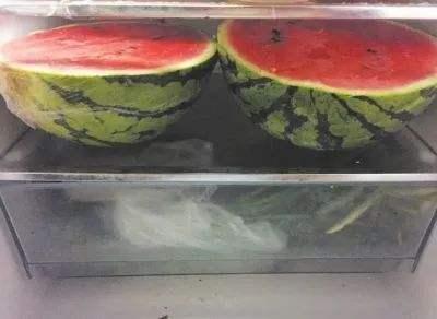 被保鲜膜包裹的西瓜细菌大量繁殖，严重的会食物中毒？如何安全吃
