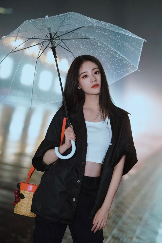 漂亮气质美女明星祝绪丹户外打雨伞写真美图