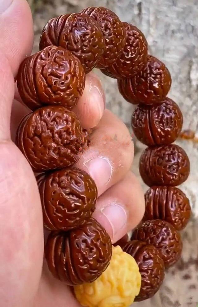 桃核手串不值得盘玩?浅薄了!桃核的这3个特点让你为其
