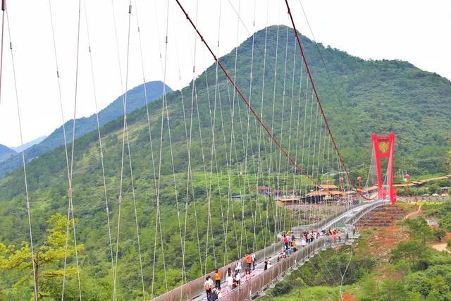 湟川三峡惊现一条世界最长的擎天玻璃桥,荣获世界吉尼斯纪录