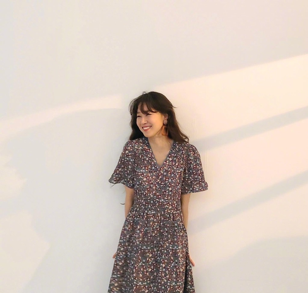 孔孝真穿碎花洋裙现身,尽显动人少女感,气质优雅惹人爱