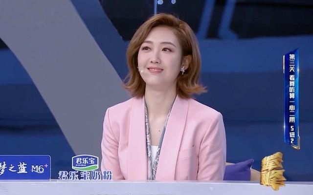 主持人大赛亚军王嘉宁央视首秀,气质出众不怯场,整体