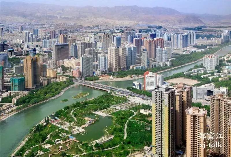 新疆首府乌鲁木齐和南疆库尔勒市这两个城市哪个更适合定居?