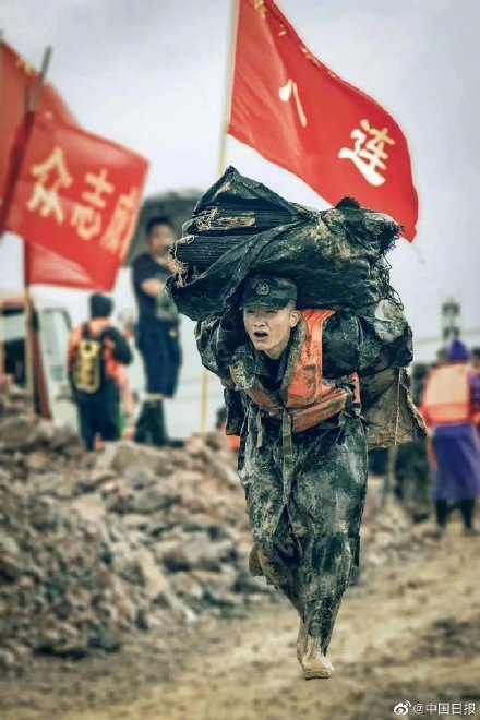 致敬英雄(图片 解放军报)