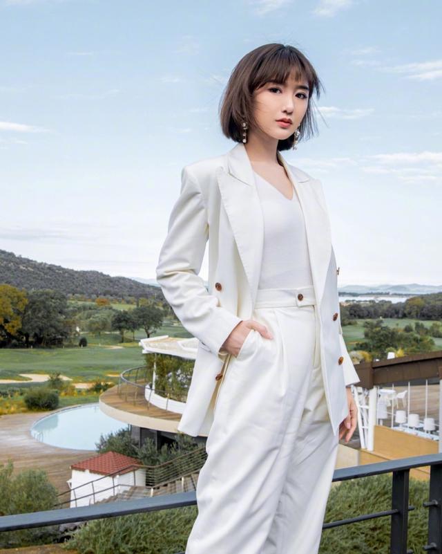 三十而已中毛晓彤一身白色无袖连衣裙穿着好少女甜美可爱