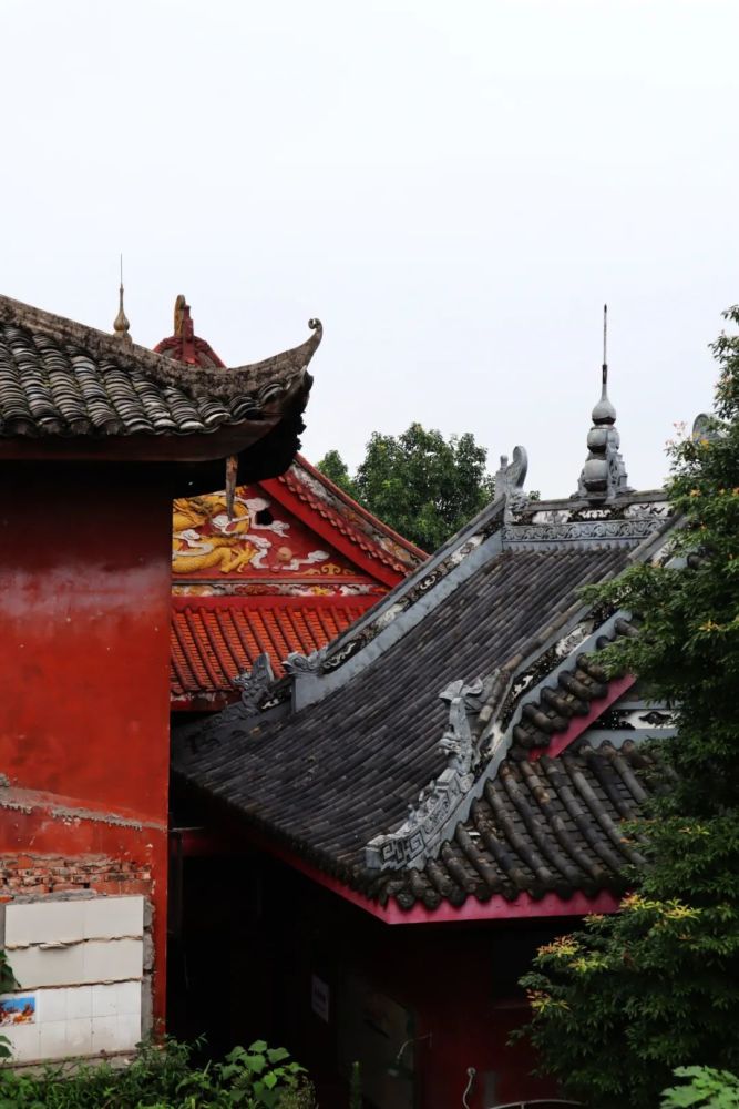 泸州浩浩长江边,有座清泉寺