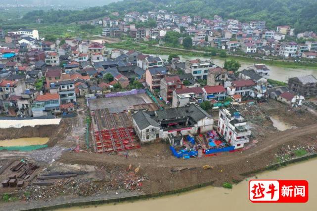 6月20日,嵊州市甘霖镇苍岩村内基成台门平移施工现场留住原乡:绍兴台