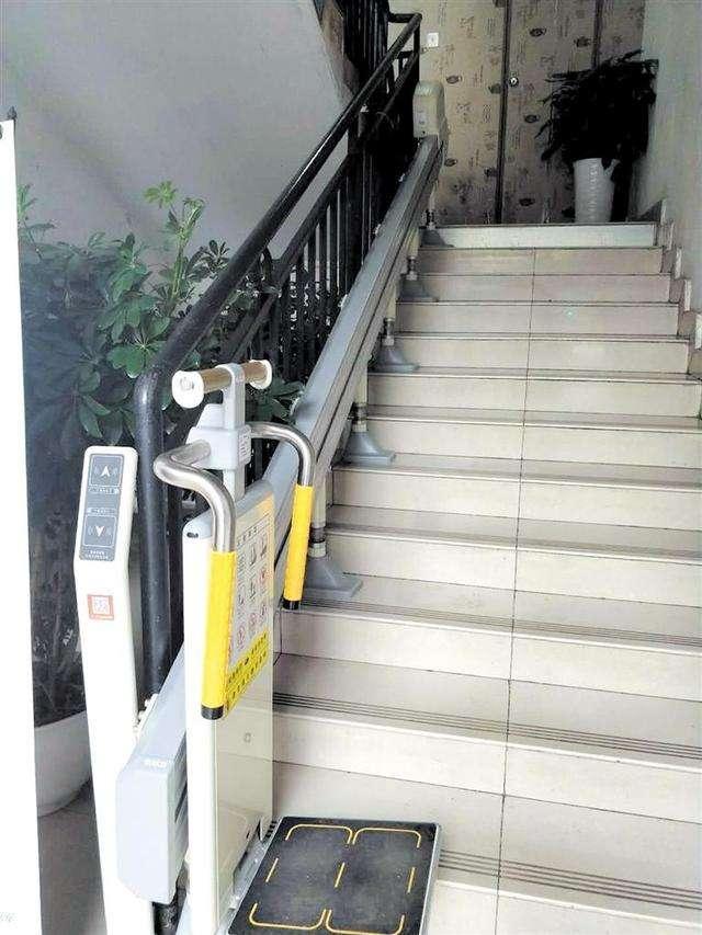 没有电梯的老楼,步梯上装个"上楼神器",老人上下楼太方便了!