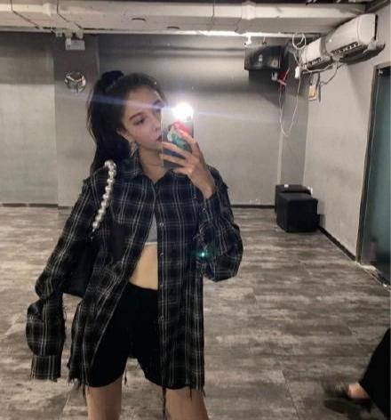 对镜自拍中的千层套路,时尚教主宋妍霏的拍照小技巧