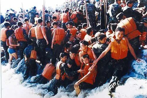 98年抗洪救灾场面