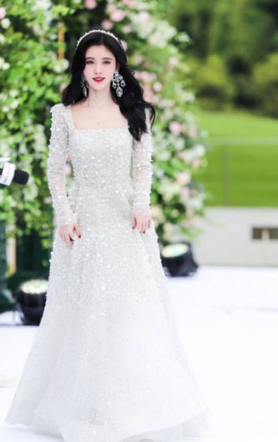 风云榜红毯现场:鞠婧祎穿白色亮片礼服,孟美岐雾霾蓝