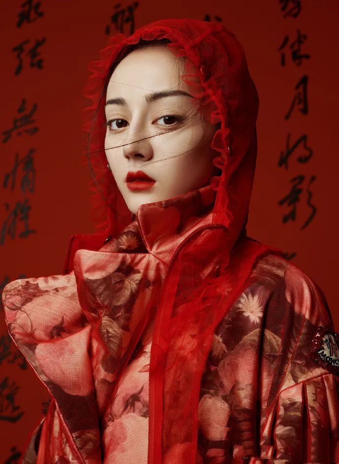 迪丽热巴的美貌没谁了！顶着“侠女妆”拍大片，五官完美挑不出错