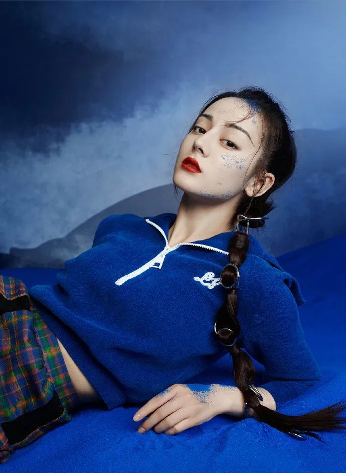 迪丽热巴的美貌没谁了！顶着“侠女妆”拍大片，五官完美挑不出错
