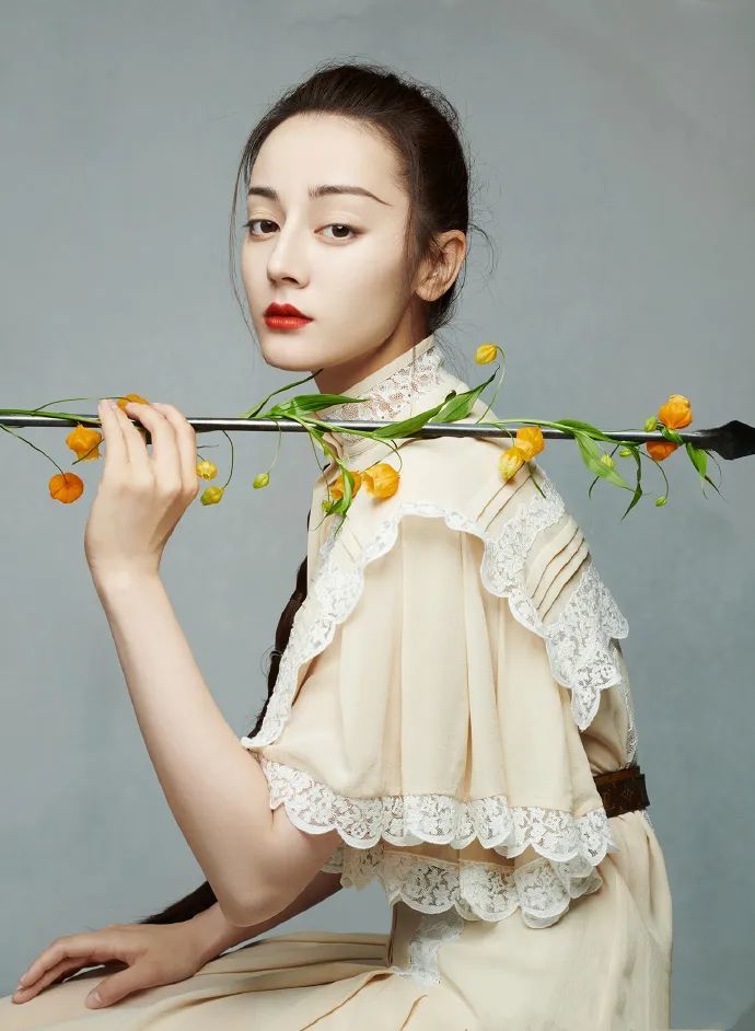迪丽热巴的美貌没谁了！顶着“侠女妆”拍大片，五官完美挑不出错
