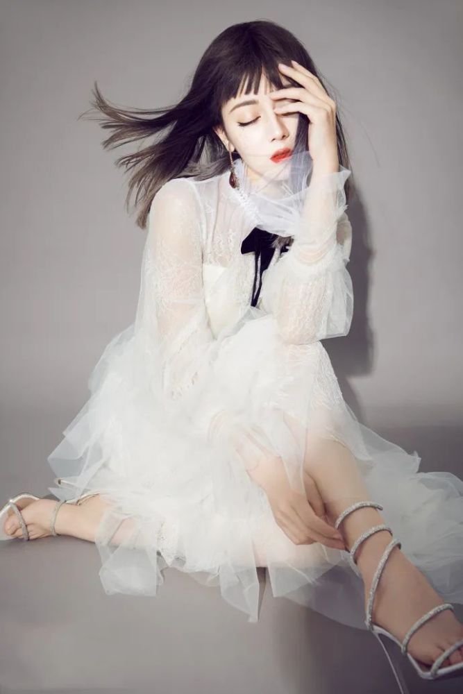迪丽热巴的美貌没谁了！顶着“侠女妆”拍大片，五官完美挑不出错