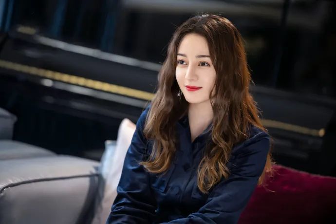 迪丽热巴的美貌没谁了！顶着“侠女妆”拍大片，五官完美挑不出错