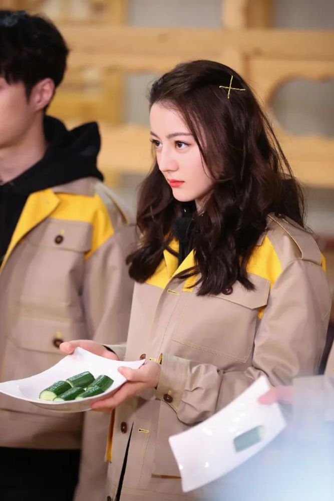 迪丽热巴的美貌没谁了！顶着“侠女妆”拍大片，五官完美挑不出错