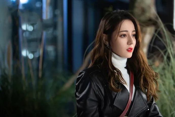 迪丽热巴的美貌没谁了！顶着“侠女妆”拍大片，五官完美挑不出错