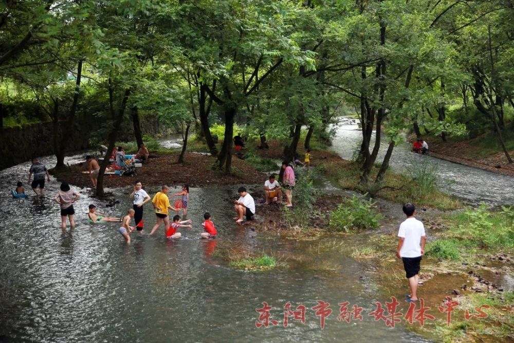 据了解, 浪坑溪经过改造后风景如画, 两旁河堤绿树成荫, 与水中倒影