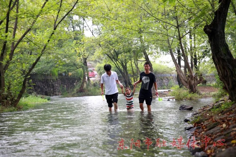 7月20日下午, 东阳市江北街道浪坑溪沿岸格外热闹, 许多市民带着孩子