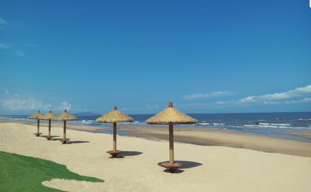 洁白的弧形沙滩 沙质幼细,晶莹洁净 这里风景如画,位于吴川鼎龙湾内
