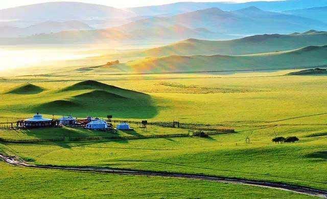 绿绿的草原,奔驰的骏马,洁白的羊群,这是我的家……",这便是蒙古草原