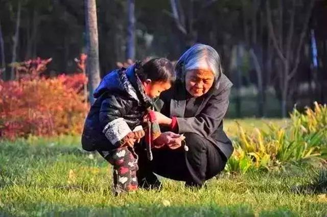 请老人帮忙带娃,就成了新型啃老?看看3位年轻人是怎么说的