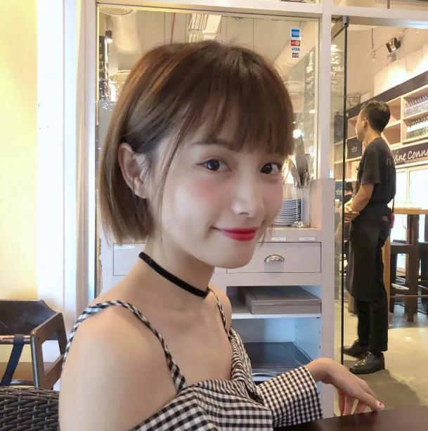 同样是格纹吊带,搭配上短发的林小宅,更有些日系乜少女既视感,虽然
