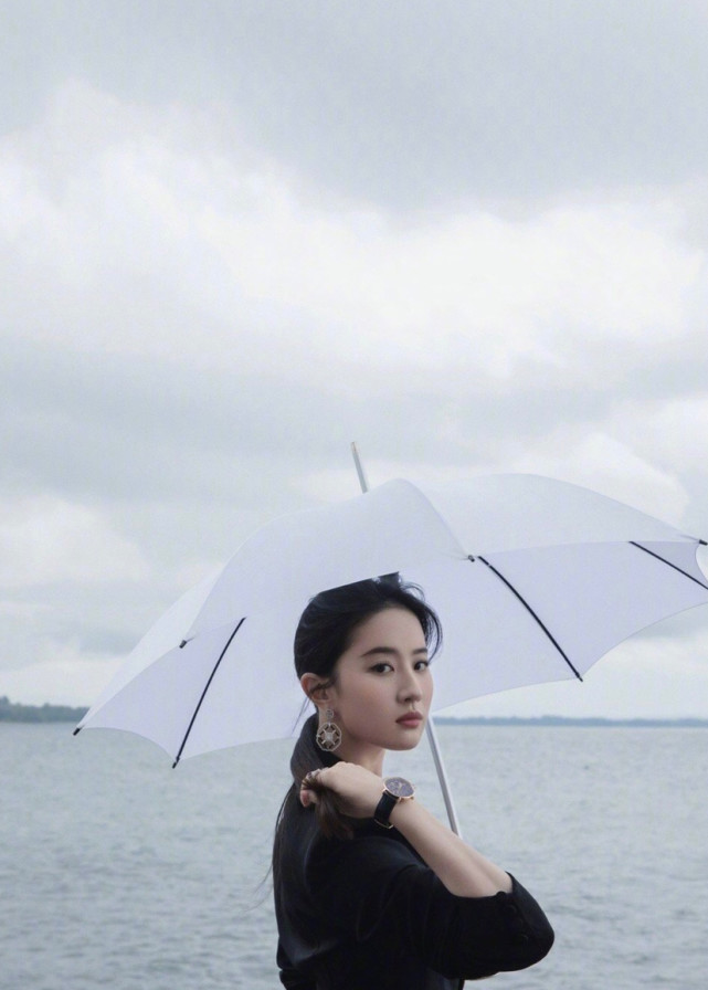 美女影视明星刘亦菲雨天湖边打伞时尚写真