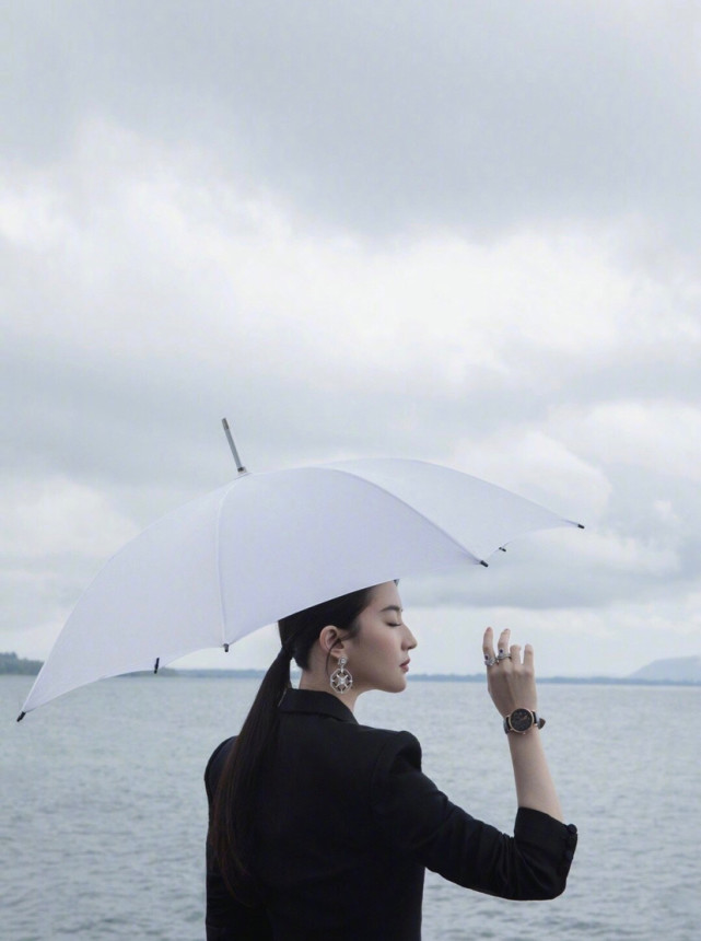 美女影视明星刘亦菲雨天湖边打伞时尚写真