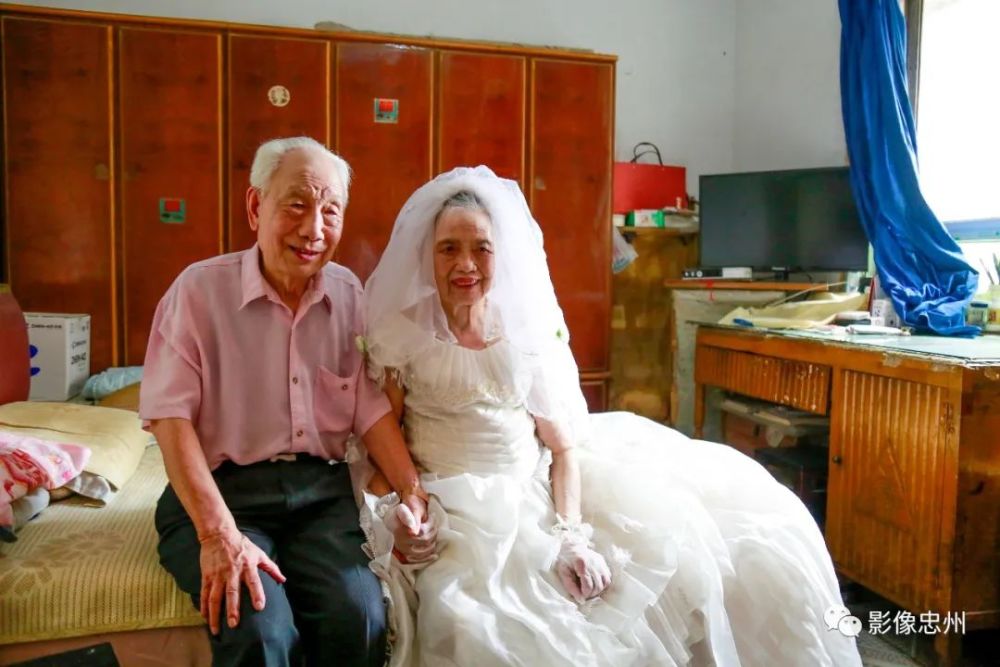 【点赞】香山社区免费为社区金婚老人补拍婚纱照!