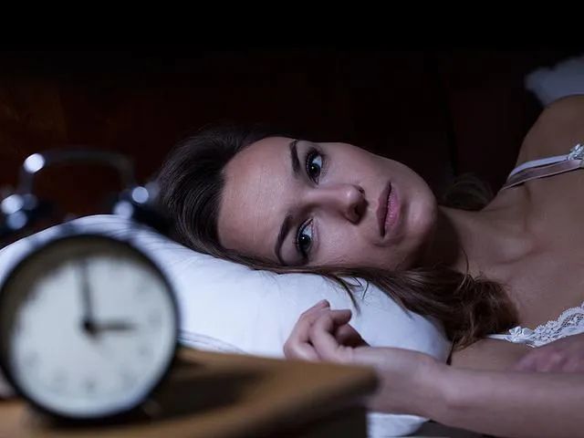 经常半夜醒来睡不着?或与这4种疾病有关,别大意!