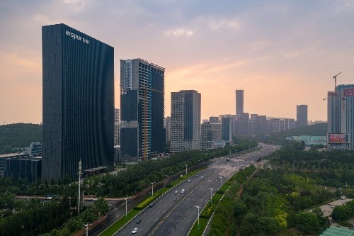 航拍经十路沿线的高楼大厦，城市建设欣欣向荣