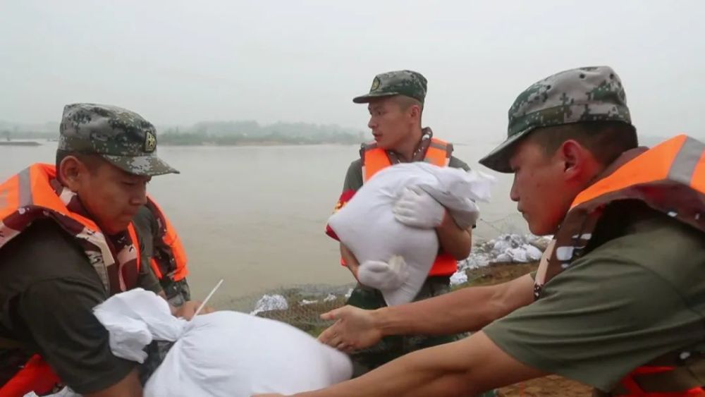 【人民至上 子弟兵全力投入抗洪抢险】大堤之上 英雄部队的战旗更加