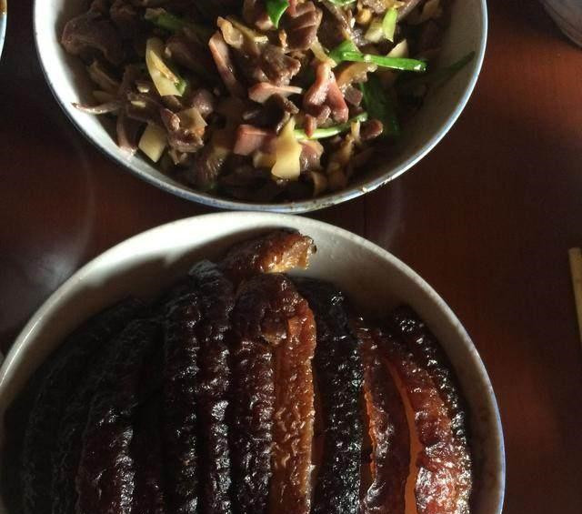 扣肉,有点烧糊了,但不影响美味