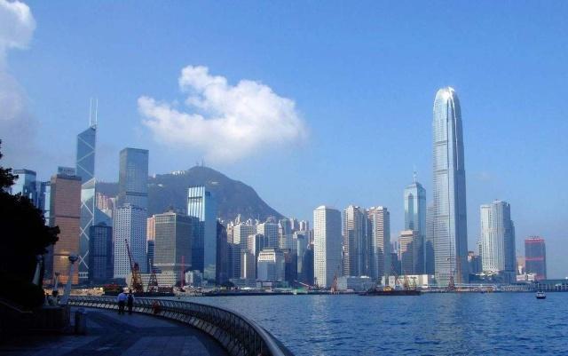 为何香港人宁愿挤“鸽子笼”，也不愿意到大陆居住？原因太真实