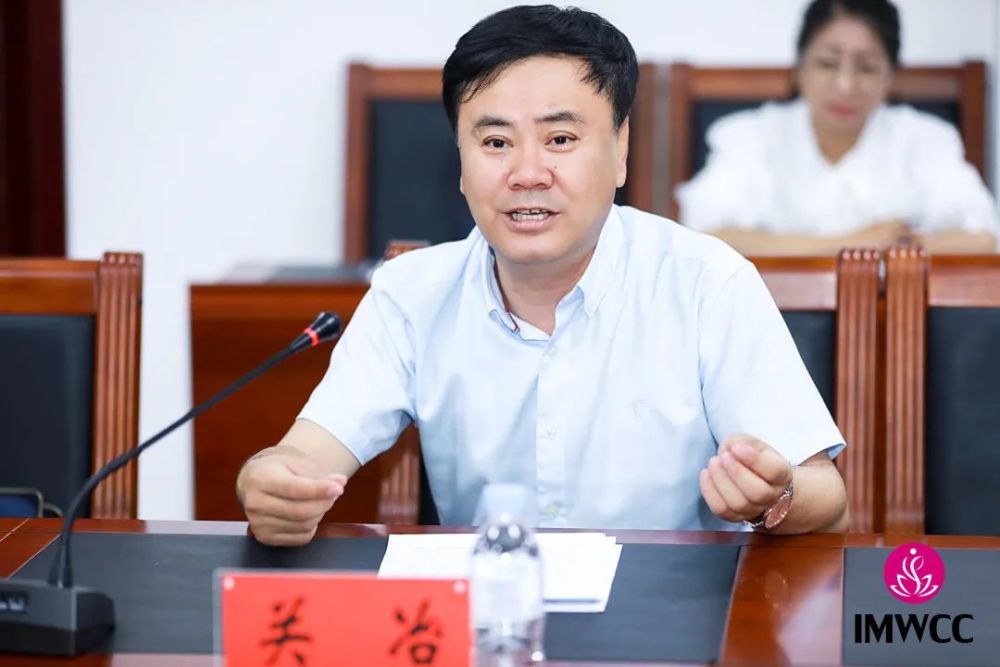 兴安盟妇联副主席马清玉 内蒙古女企业家商会会长樊小平介绍了商会的