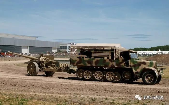 sdkfz.7半履带牵引车牵引pak43/41重型反坦克炮,看涂装就是刚才那辆.