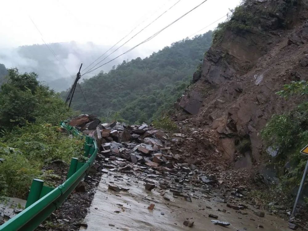 权洄路59公里处(小地名:灯芯桥)道路塌方,交通中断.