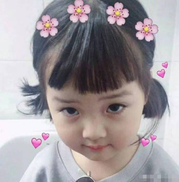 还记得微信表情包的那个小女孩吗?如今8岁的她长成这样了