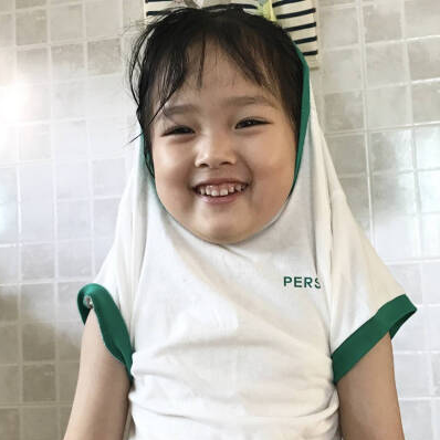 还记得微信表情包的那个小女孩吗?如今8岁的她长成这样了