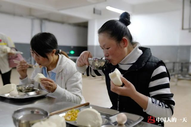 早上6点40分,杨群英在工厂食堂吃早餐.