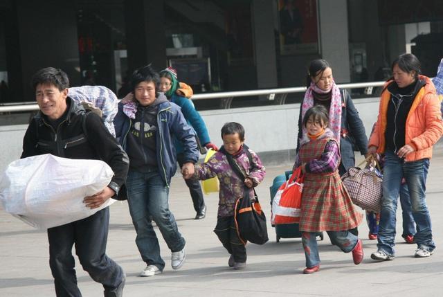 近些年来:农民工团队逐渐开始由初期的青壮年们单身进城,转变为全家