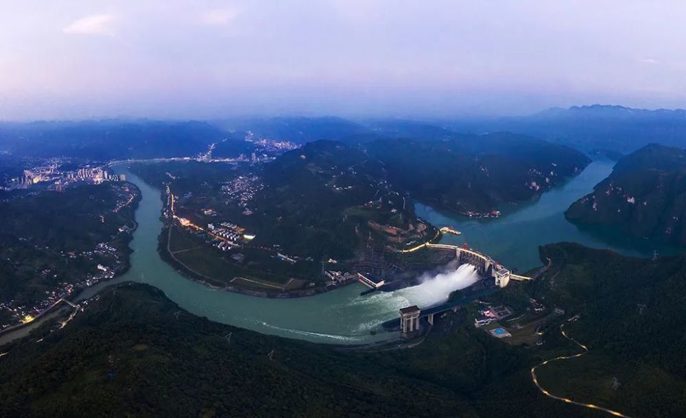 清江隔河岩水电站泄洪(图 / 吕新宇)