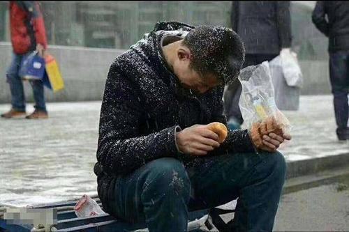 刺痛人心,暴风雪中哭泣的农民工,女人们你真的懂男人吗?