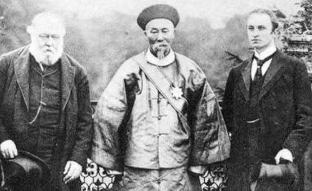 李鸿章在世时,签订了很多卖国条约,去世后尸体被游街乱扔