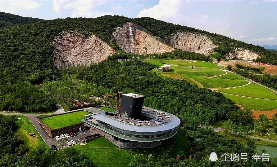 欣赏南京汤山矿坑公园"天人合一"的和谐景观和矿坑三叠瀑布