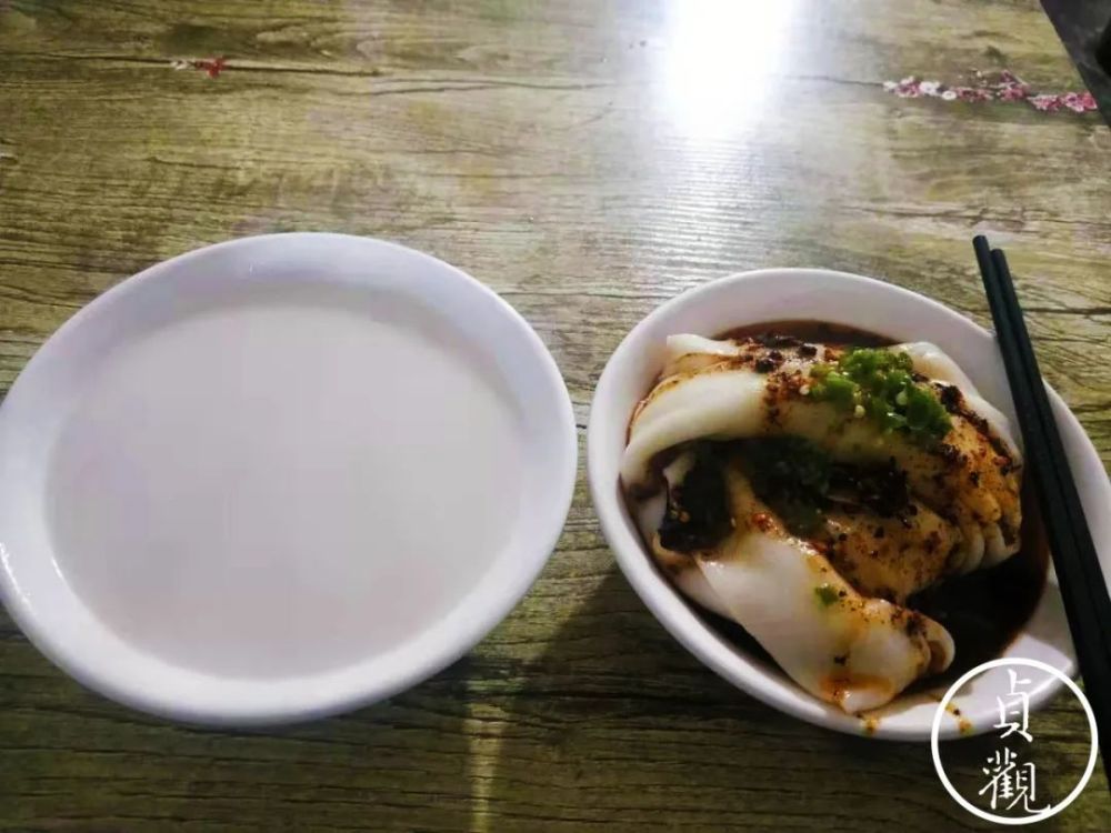 汉中人吃面皮几乎很少只吃面皮,通常都会跟菜豆腐或花生稀饭搭配在一