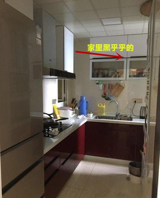 头次见装吊柜挡住窗户的,厨房变暗厨,师傅:没提前说也