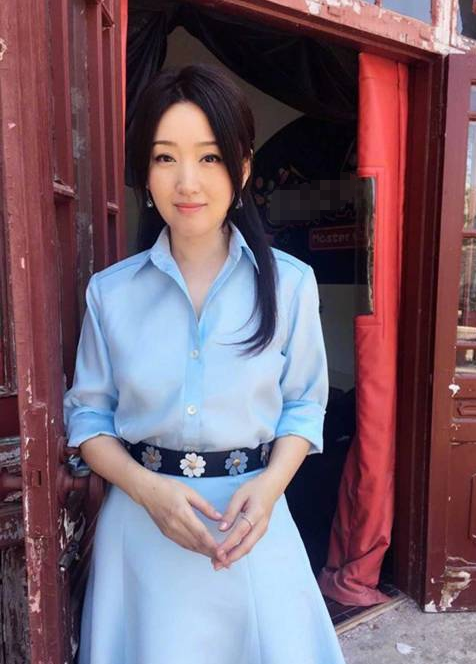 杨钰莹越来越年轻,穿淡蓝色连衣裙优雅美丽,效果令人羡慕